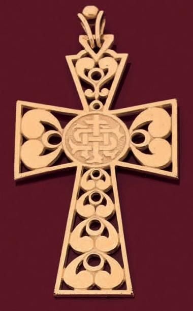Importante PENDENTIF «croix» en or jaune (750 millièmes) ajouré et partiellement amati en son centr