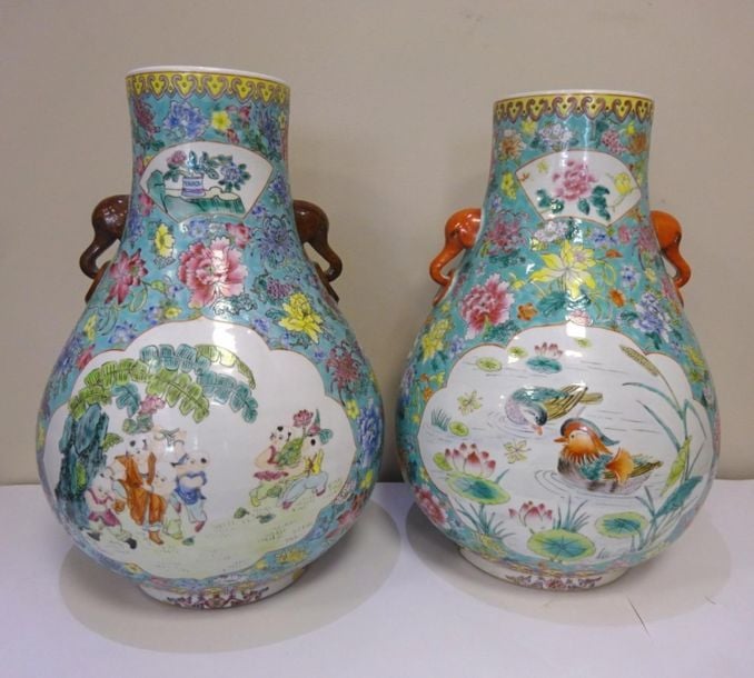 IMPORTANTE SUITE DE DEUX (2) VASES EN PORCELAINE DE FORME HU