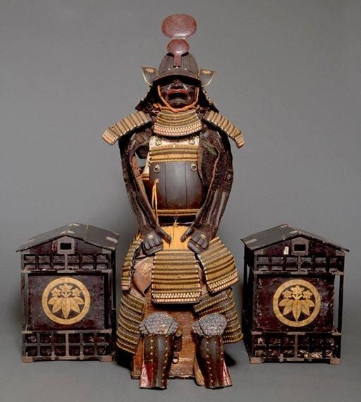 Imposante armure de guerrier japonais (yoroi) avec deux rares coffres de rangemen