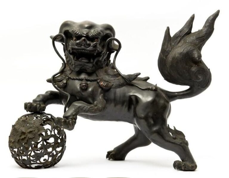 Imposante statue en bronze reprèsentant un lion gardien de temple (shishi) jouant avec une balle faáonnèe de motifs floraux perforè