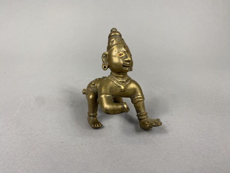 Inde - Petit sujet en bronze représentant une divinité marchant à genoux - (acc…