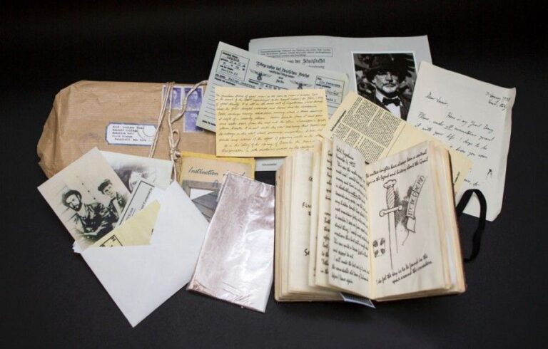 Indiana Jones Replica prop - Carnet de notes d'Henri Jones avec très grand nombre de papiers (tickets Zeppelin-frottis de la pierre sur feuille de soie-articles de journaux et