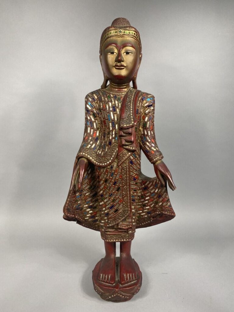 Indonésie - Sujet en bois rouge et doré sculpté figurant bouddha debout tenant…
