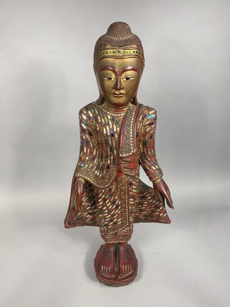 Indonésie - Sujet en bois rouge et doré sculpté figurant bouddha debout tenant…