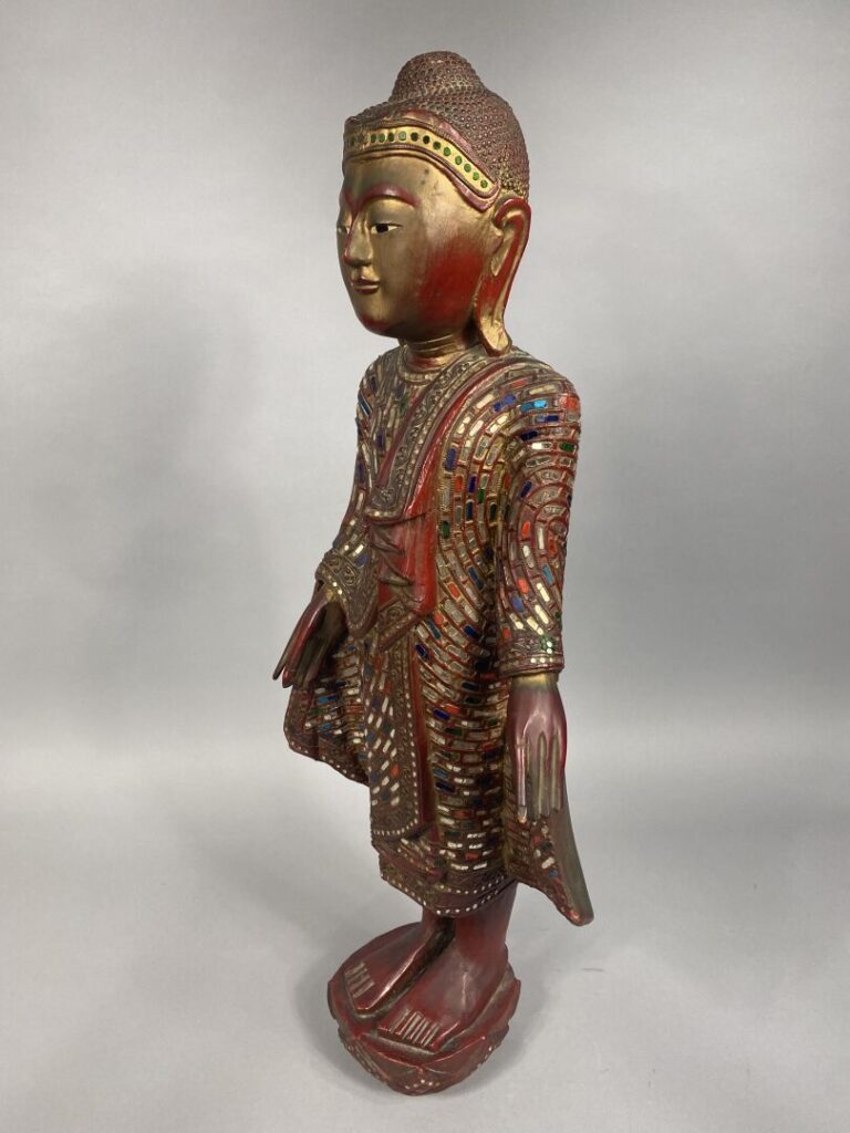 Indonésie - Sujet en bois rouge et doré sculpté figurant bouddha debout tenant…