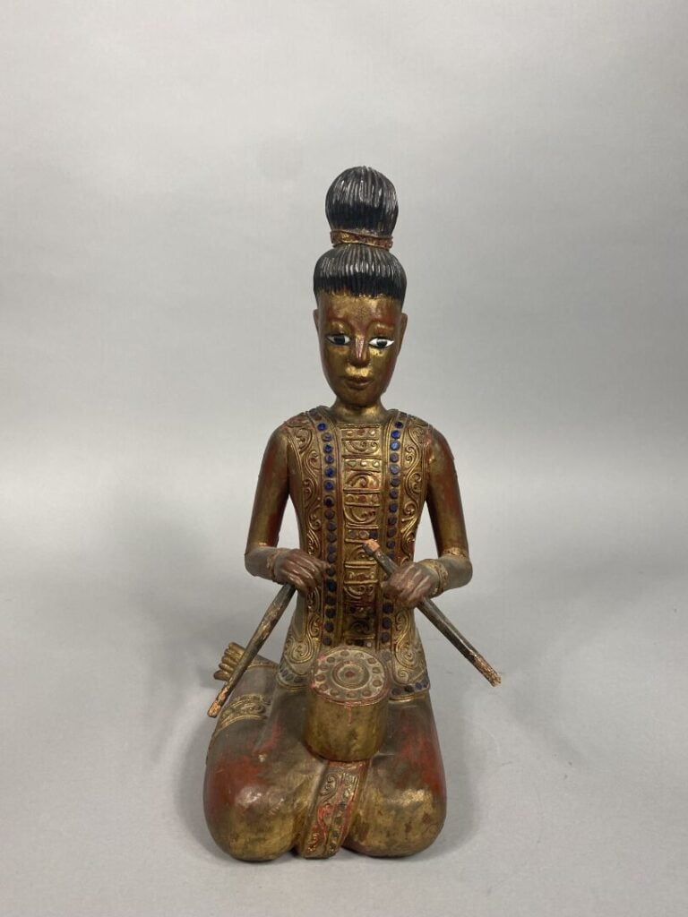 Indonésie - Sujet en bois rouge et doré sculpté figurant bouddha debout tenant…