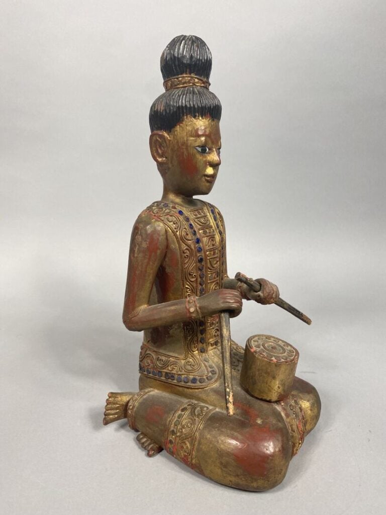 Indonésie - Sujet en bois rouge et doré sculpté figurant bouddha debout tenant…