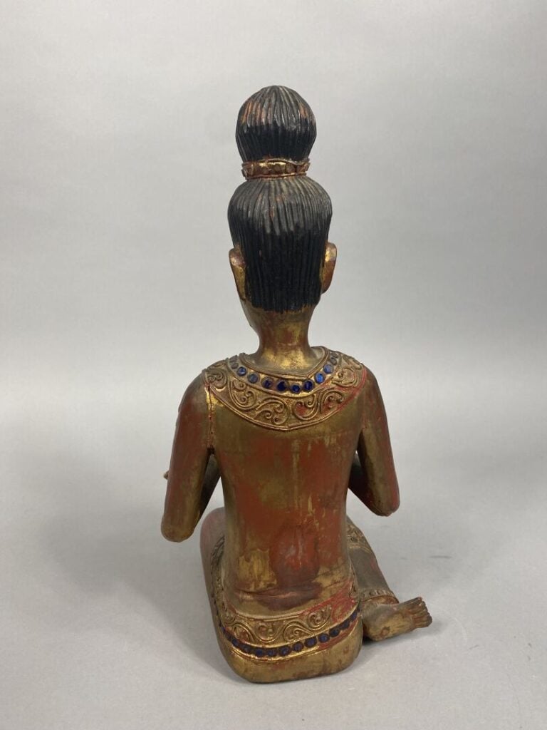 Indonésie - Sujet en bois rouge et doré sculpté figurant bouddha debout tenant…