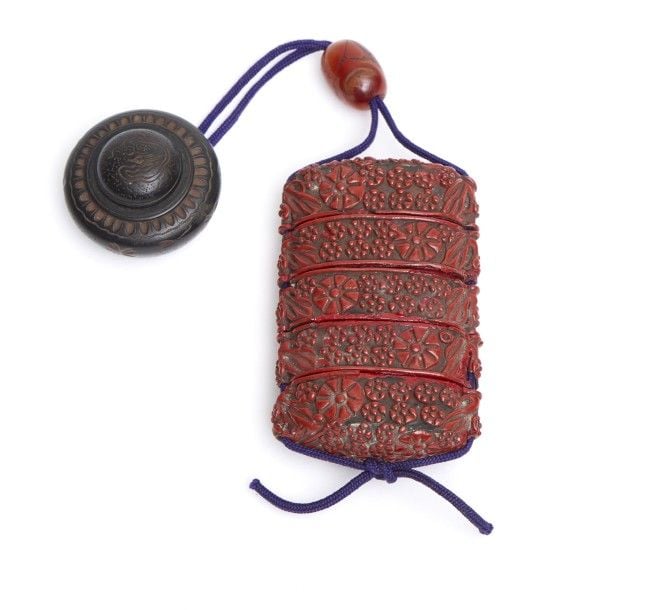 Inr? (petite boite destinée à transporter des remèdes et autres petits objets) garni de laque rouge à cinq compartiment