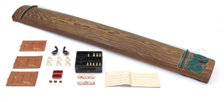 Instrument de musique koto dans une boîte, complété par une boîte de ponts et plectre