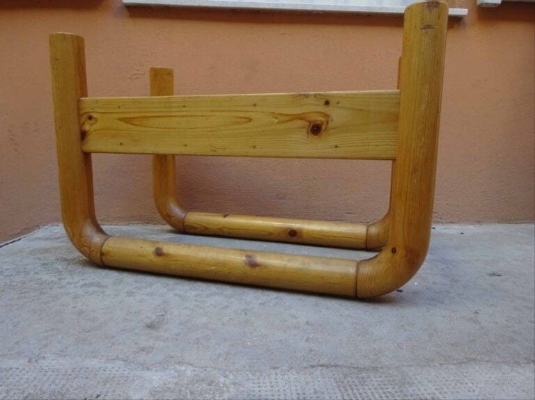 Intéressant piétement en bois de section tubulaire (possibles modifications des traverses