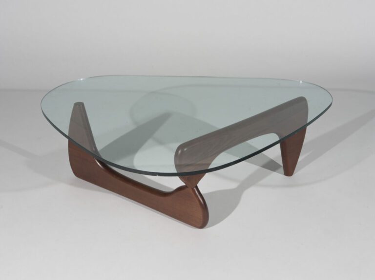 ISAMU NOGUCHI, MODÈLE DE - Table en chêne teinté - Plateau de forme libre en ve…