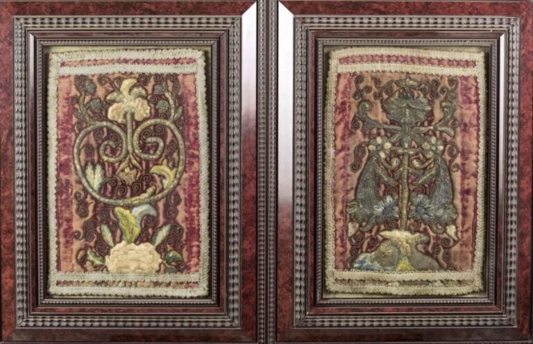 ITALIE Ensemble de deux broderies polychromes en relief à décor flora