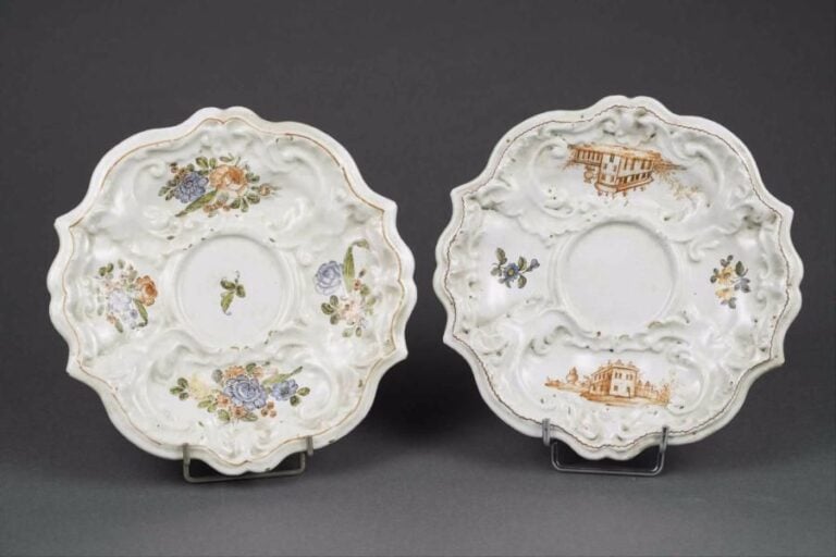 ITALIE, Nove Di Bassano Suite de deux présentoirs en faïence à bord festonné, l'un à décor de bouquets de fleurs, l'autre de fleurs et d'architecture