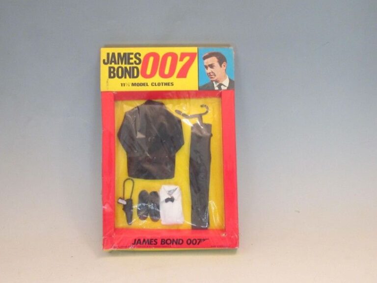 JAMES BOND 007 model Clothes en carton blister pack original, avec costume noir, chemise blanche, chaussure et pistolet