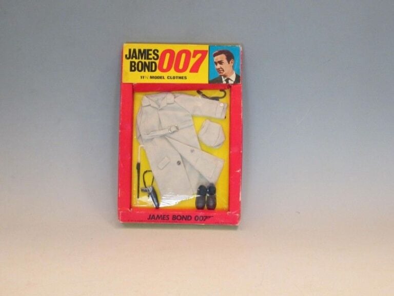 JAMES BOND 007 model Clothes en carton blister pack original, avec redingote beige, chaussures, parapluie et pistole
