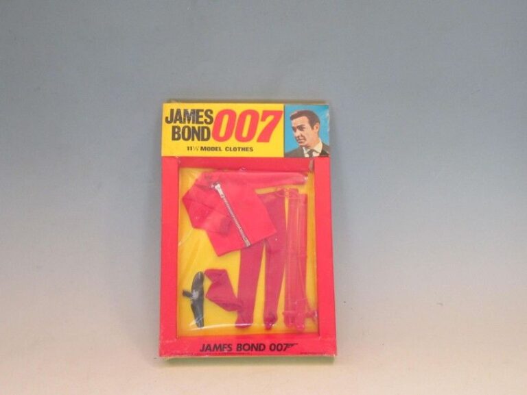 JAMES BOND 007 model Clothes en carton blister pack original, avec vetements de ski rouge, skis + batto