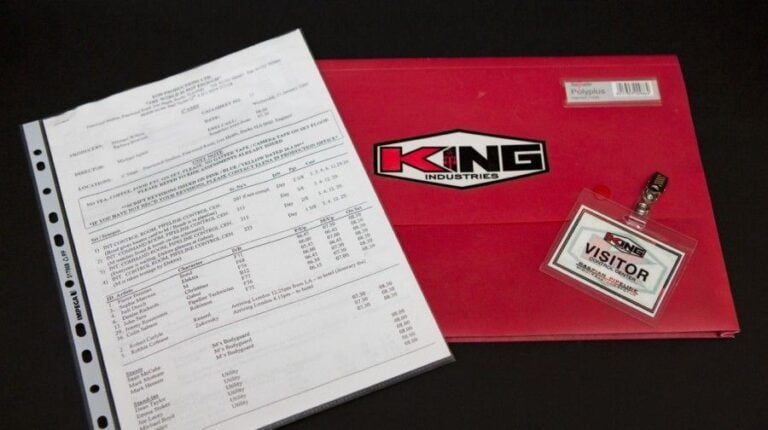 James Bond Badge et porte document King, Feuille d'appel, Le monde ne suffit pas 1999 Grande-Bretagne Dimensions du porte document: 35 x 24 cm Dimensions du badge: 8,7 x 7,4 cm Dimensions de la feuille d'appel: 29,7 x 21 cm Lorsque James Bond (Pierce Brosnan) visite le site de construction du pipeline d'Elektra King (Sophie Marceau) en compagnie de la physicienne Christmas Jones (Denise Richards), il porte ce type de badge d'identificatio
