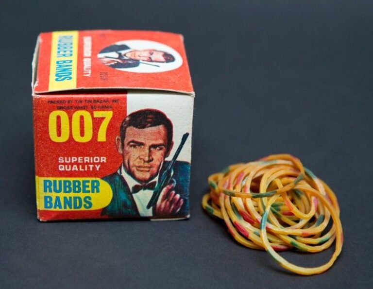 James Bond Boite d'élastiques James Bond 1965 Grande-Bretagne Dimensions de la boîte: 7 cm x 7 cm x 6,5 cm