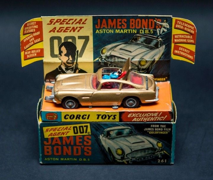 James Bond CORGI - Aston Martin DB5 Goldfinger Ref 261 Neuf en Boite Angleterre Avec enveloppe contenant secret instructions + stickers + Personnage ejectable de secours