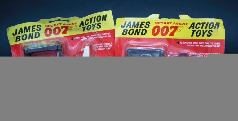 James Bond Gilbert - Lot de 2 Action Toy Sets n°3 et n°5 - Figurines avec élément de décor - Goldfinger 1965 Etats-Unis Dimensions des sets: 24 x 20 cm