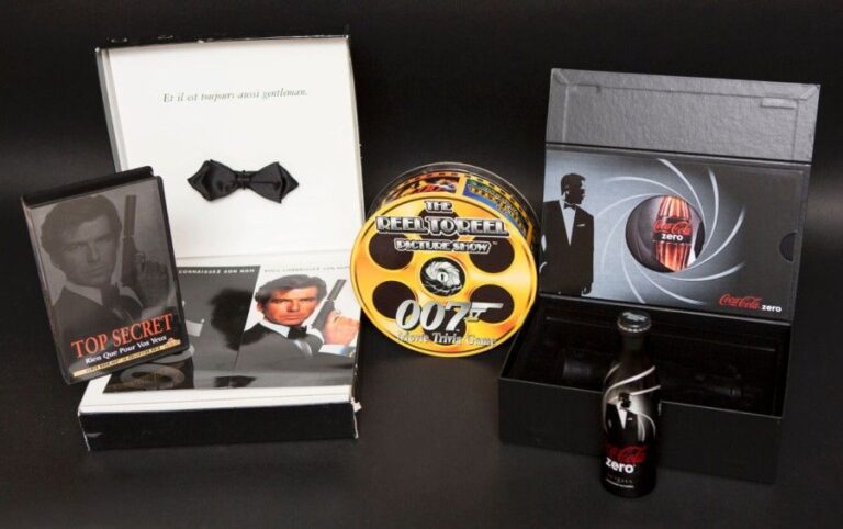 James Bond Lot - Coffret promo VHS Goldeneye 1995 + Coffret promo coca cola zero Skyfall + Jeu de société real to real picture show 1995 Neuf en boite