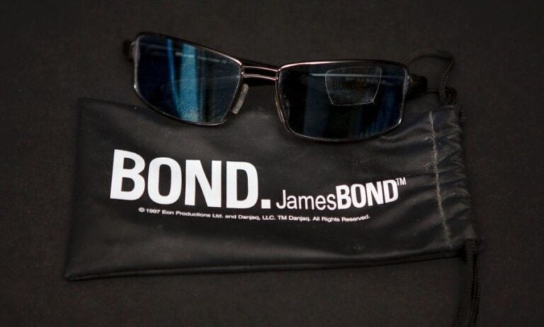 James Bond Lunettes de soleil James Bond suédoises dans son étui Le monde ne suffit pas Occasion état neuf 1997 Suède