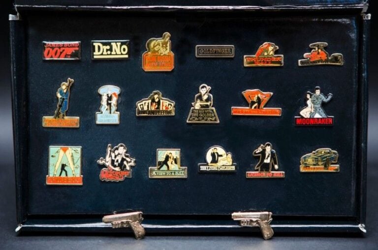 James Bond Master Pins - Boite de 17 Pins + 2 Bagues Neuf en boite 1987 France