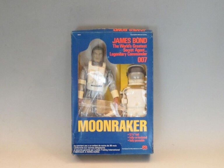 James Bond "Moonraker"; figurine de Roger Moore en tenue d'astronaute avec accessoires et notice en boite d'origine n°96001/1 - Made in Hong Kong - Année 1979 - Occasion