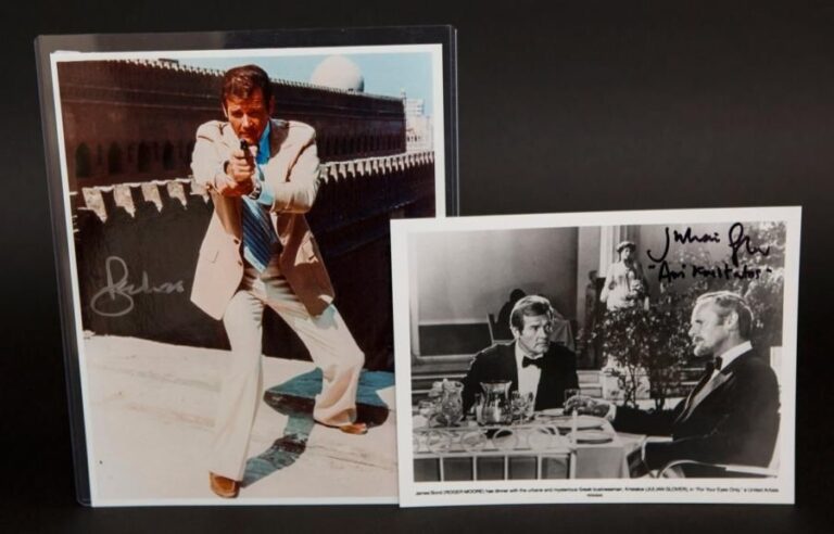 James Bond Photos dédicacées de Roger Moore et de Julian Glover Grande-Bretagne Dimensions des photos: 25,5 x 20 cm et 16,5 x 21,5 cm Dédicaces originales de Roger Moore, qui a incarné James Bond 7 fois à l'écran, et de Julian Glover qui a incarné Aristotle Kristatos, ennemi de Roger Moore dans Rien que pour vos yeux (1981