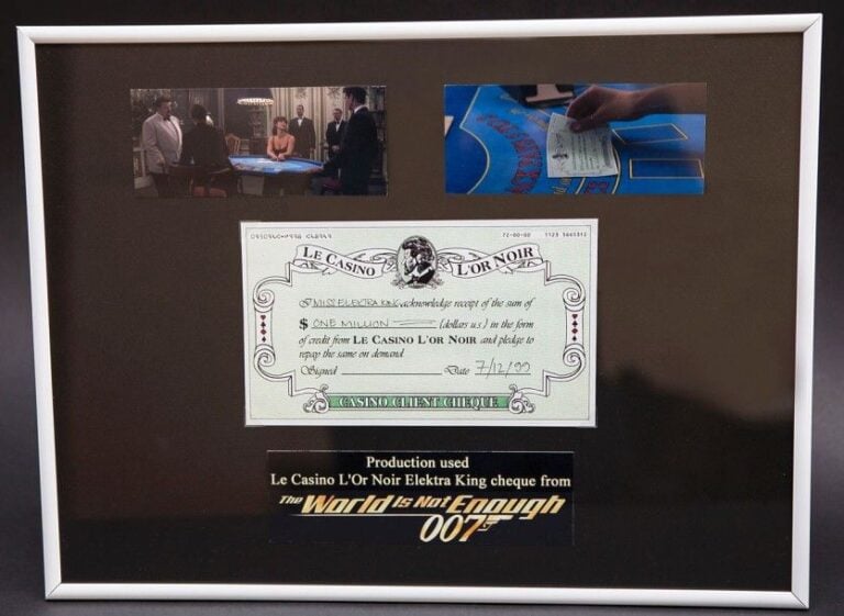 James Bond Props - Chèque Le Casino L'or noir, Le monde ne suffit pas 1999 Grande-Bretagne Dimensions du chèque: 18,3 x 10,8 cm Dimensions du cadre: 40 x 30 cm Lorsque James Bond (Pierce Brosnan) cherche des informations sur le terroriste Renard (Robert Carlyle), il va naturellement rendre visite à son vieil ami Valentin Zukovsky (Robbie Coltrane), qui possède un casino à Bakou en Azebaïdja