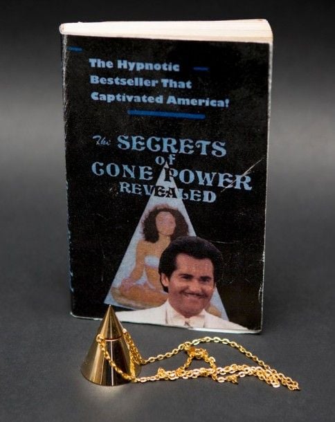 James Bond Replica props - Pendentif du Professeur Butcher + Livre dans Permis de tuer Occasion 2002 USA