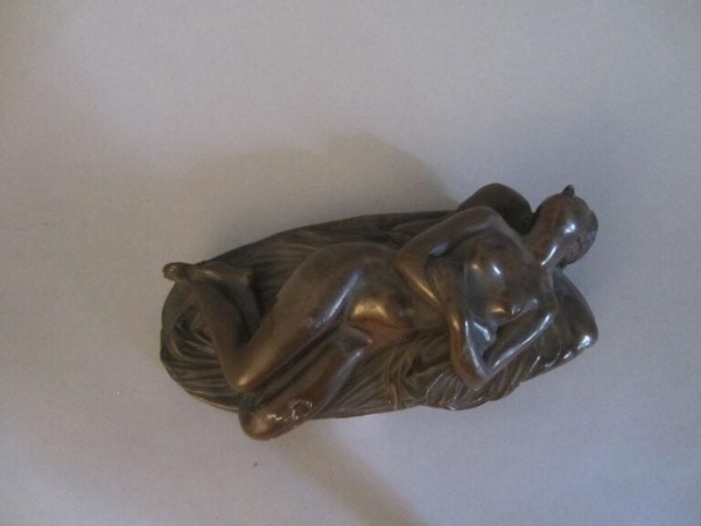 James Pradier (d'après) Statuette en bronze ciselé et patiné représentant une jeune femme sur une draperi