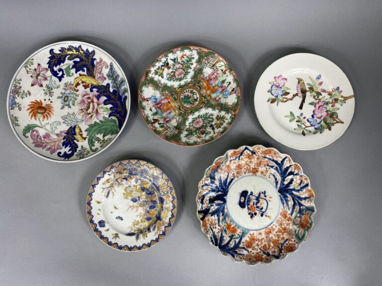 Japon et divers - Lot d'assiettes en porcelaine émaillée et décor imprimé de pa…
