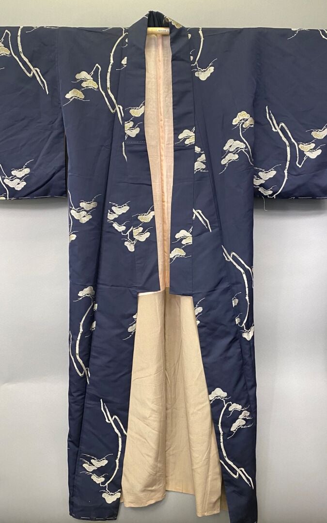 Japon - Grand kimono en soie bleue et grise à décor de d'arbres - H : 150 cm -…