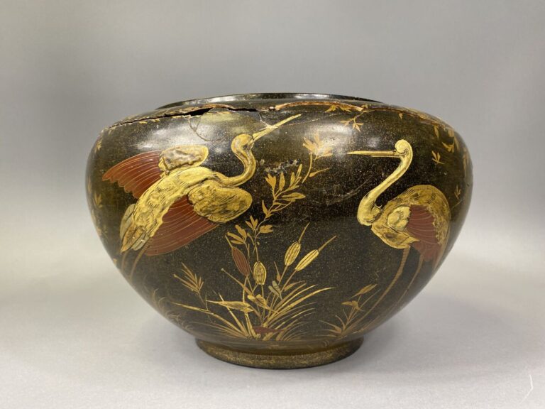 Japon - Grand vase boule en faïence peinte noir à décor doré d'échassiers et br…
