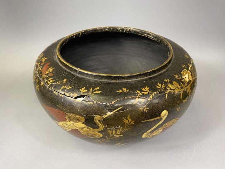 Japon - Grand vase boule en faïence peinte noir à décor doré d'échassiers et br…