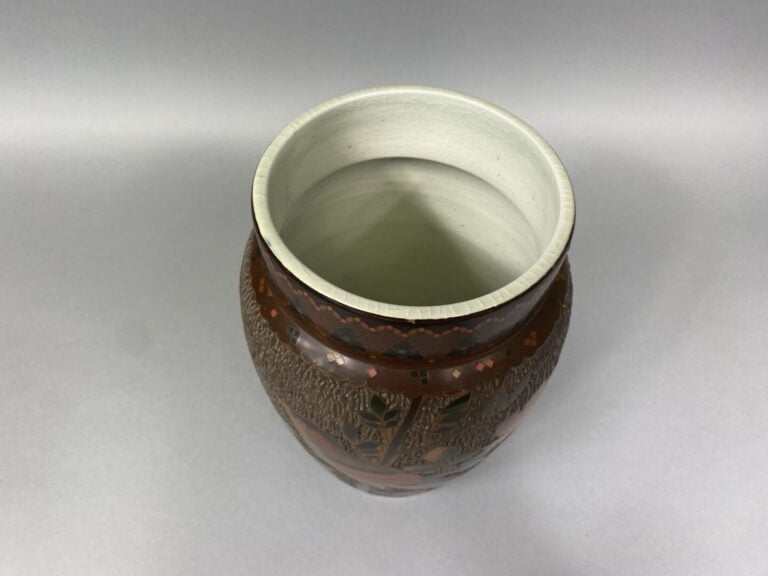 Japon - Vase balustre en céramique orné d'un décor en émaux cloisonnés de fleur…