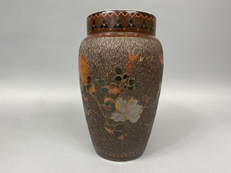 Japon - Vase balustre en céramique orné d'un décor en émaux cloisonnés de fleur…