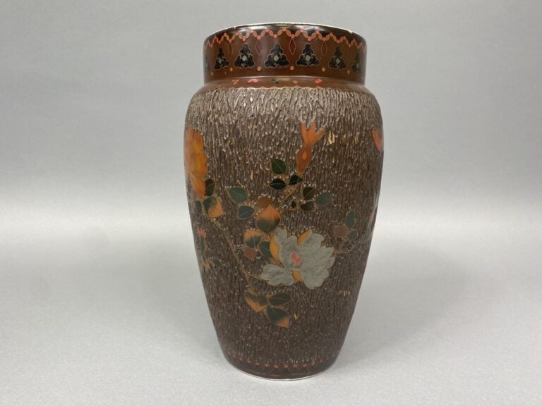 Japon - Vase balustre en céramique orné d'un décor en émaux cloisonnés de fleur…