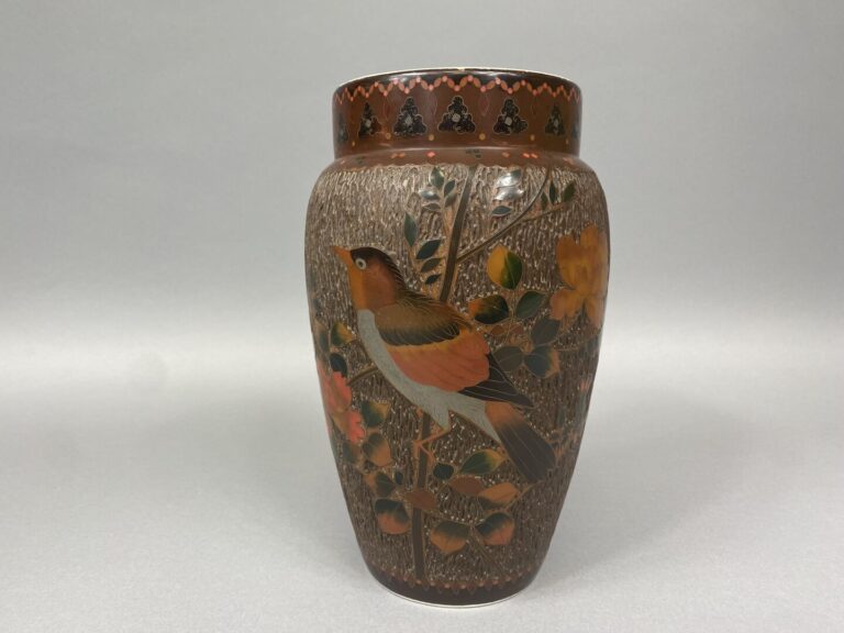 Japon - Vase balustre en céramique orné d'un décor en émaux cloisonnés de fleur…