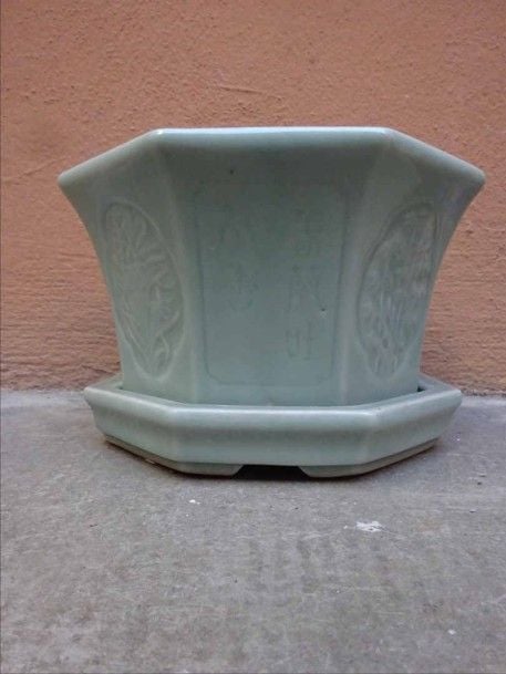 JARDINIERE DE SECTION OCTOGONALE EN PORCELAINE CELADON Chine, Pièce moderne Percée pour écoulement de l'eau et résentée avec son ba