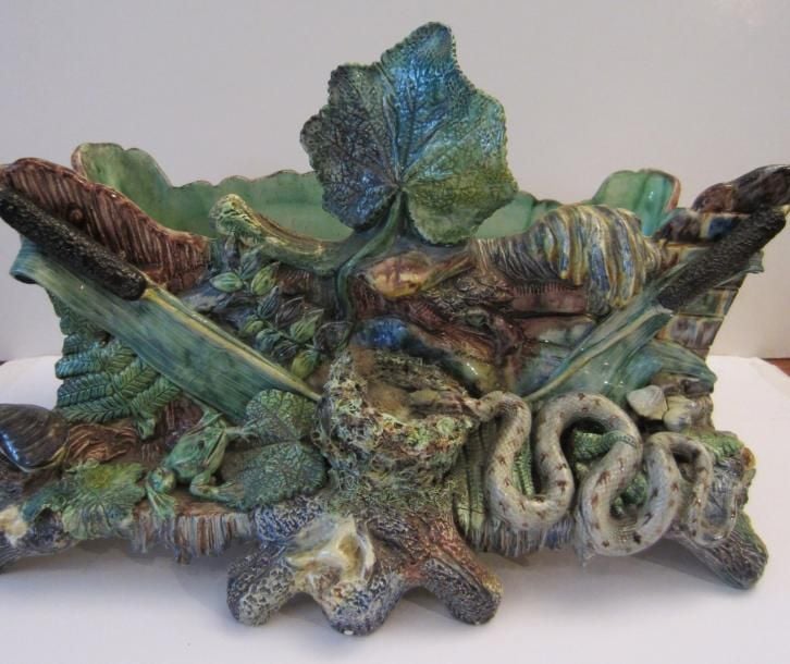 Jardinière en barbotine à décor en relief d'un serpent, d'un nid, de champignons, d'une moule, de grenouille et de végétaux des marai