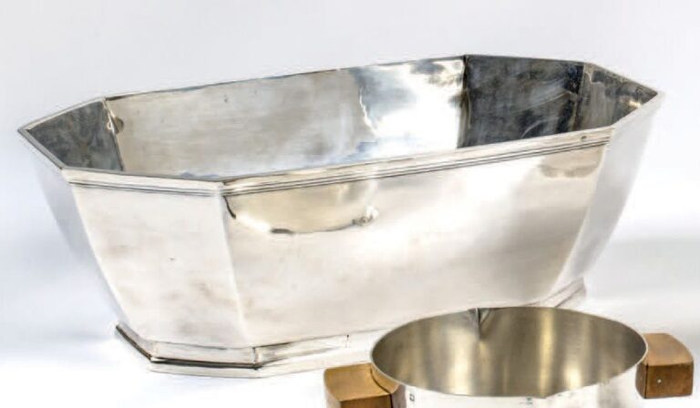 JARDINIÈRE en métal argenté de forme rectangulaire à pans coupé