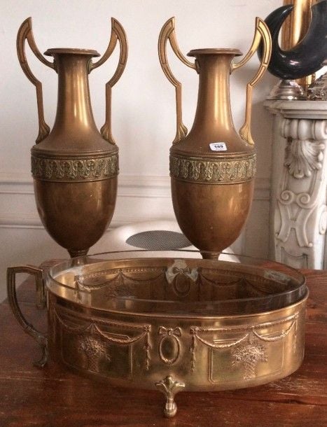 Jardinière et paire de vases en laiton de style Art Nouveau d’inspiration néoclassiqu