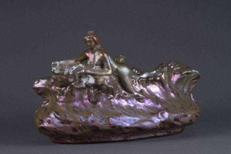 Jardinière oblongue à lèvre ondulée en grès à émail irisé modèle aux "sirènes" et à la "vague