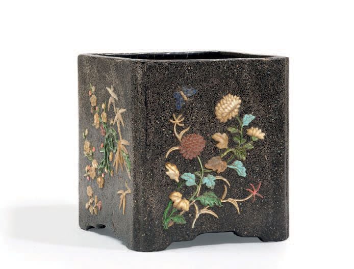 Jardinière quadrangulaire en bois laqué brun, à décor floral incrusté de nacre et ivoire polychrom