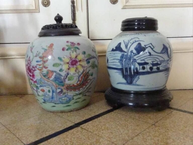 JARRE A GINGEMBRE EN PORCELAINE A DECOR EMAILLE DANS LE STYLE DE LA "FAMILLE ROSE" Chine, Fin de la Dynastie Qing, Epoque fin du XIXe siècle Elle est ornée d'un phénix et de fleurs (petit éclat au pied, couvercle d'origine lacunaire, joint couvercle bois ajouré