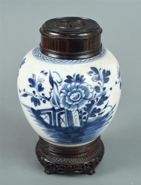 Jarre à gingembre en porcelaine bleu blanc à décor de chrysanthèmes et de deux papillon