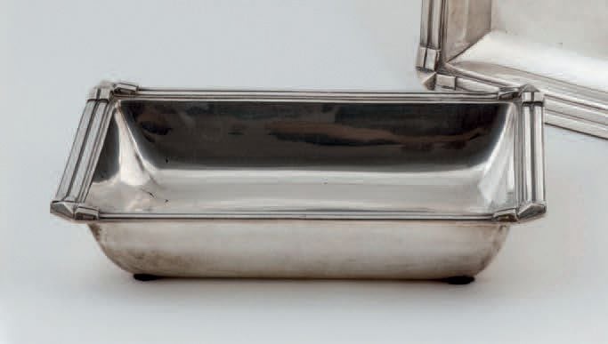 JATTE RECTANGULAIRE en argent, la bordure à double cannelure terminée par un motif géométrique, angles pincés à pans coupé